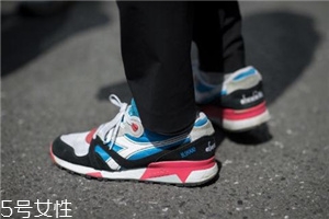 運(yùn)動(dòng)鞋不防滑怎么辦？一盒創(chuàng)可貼就能解決