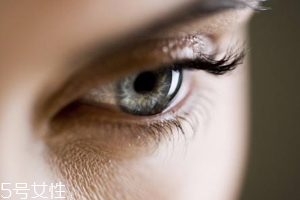 冬天用什么眼霜？抗皺眼霜對抗干燥肌