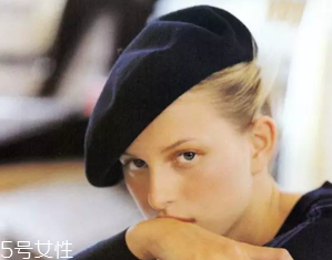 戴什么帽子顯臉?。繉掗苊弊屇樋雌饋硇?></p><p>而當(dāng)我們選擇顏色靚麗或者在造型上別出心裁的貝雷帽時，這頂渾身透露出復(fù)古精致氣的帽子也能一下子透露出時尚感來。</p><p style=