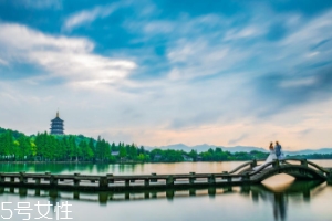2018春節(jié)去杭州旅游帶什么防曬？防曬噴霧最方便