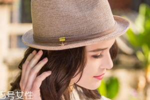 方臉戴什么帽子好看？戴上這三件你臉就不方了