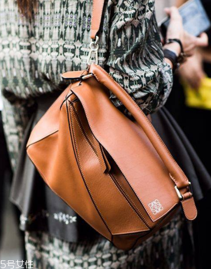 loewe是幾線品牌？時尚界的it bag
