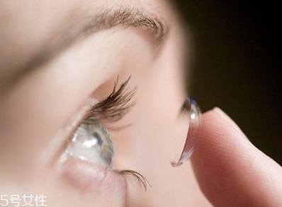 美瞳一天戴多長時間？美瞳的正確佩戴方法