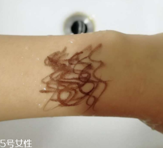 kiss me眼線筆怎么卸？卸妝水直接擦拭即可