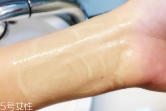 阿瑪尼粉底液脫妝嗎？4小時后要補妝
