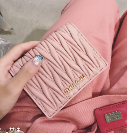 miumiu是什么旗下的？明星偏偏鐘愛它