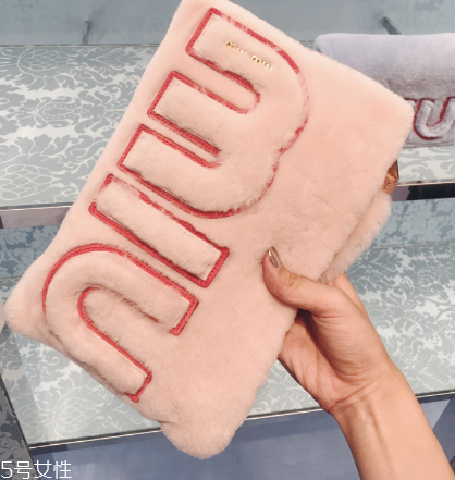 miumiu是什么旗下的？明星偏偏鐘愛它