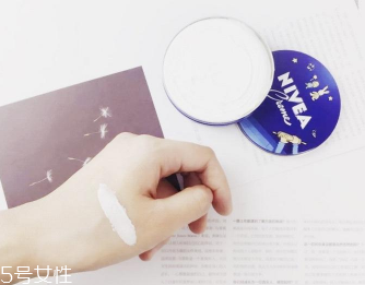 妮維雅小藍(lán)罐正確用法 能補水也能卸妝