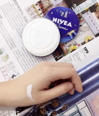 妮維雅小藍(lán)罐很油嗎？清爽不油膩