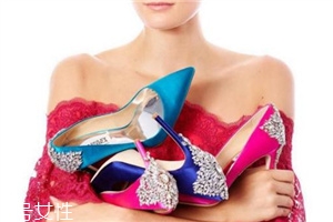 badgley mischka鞋子偏大嗎？時(shí)尚與奢華并存的紅毯戰(zhàn)靴