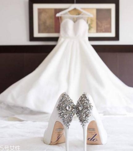 badgley mischka鞋子偏大嗎？時(shí)尚與奢華并存的紅毯戰(zhàn)靴