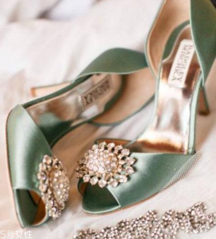badgley mischka鞋子偏大嗎？時(shí)尚與奢華并存的紅毯戰(zhàn)靴