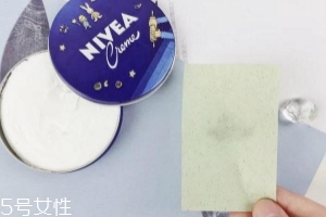 妮維雅小藍(lán)罐很油嗎？清爽不油膩