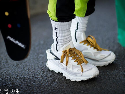 運動鞋洗完發(fā)臭怎么辦？鞋子洗完一定要曬干