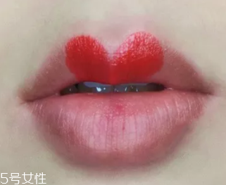 絲絨口紅和啞光哪個好？正式場合用啞光