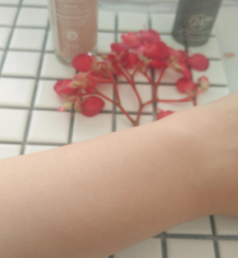 露華濃粉底液遮瑕效果好嗎？效果一般