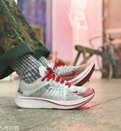 運動鞋比皮鞋大一碼還是小一碼？