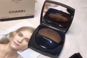 Chanel香奈兒柔光蜜粉餅好用嗎？春夏妝容救星