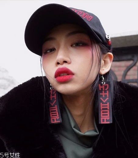 女生怎么穿有個(gè)性？做個(gè)性感又迷人的酷girl