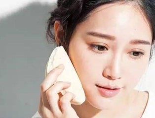 粉底液怎么涂不浮粉？指腹按壓避免脫妝