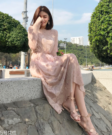 春天穿什么款式連衣裙好看？讓你早春美翻天