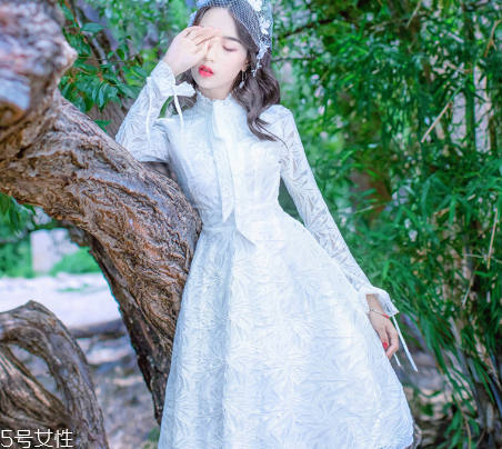 春天穿什么款式連衣裙好看？讓你早春美翻天
