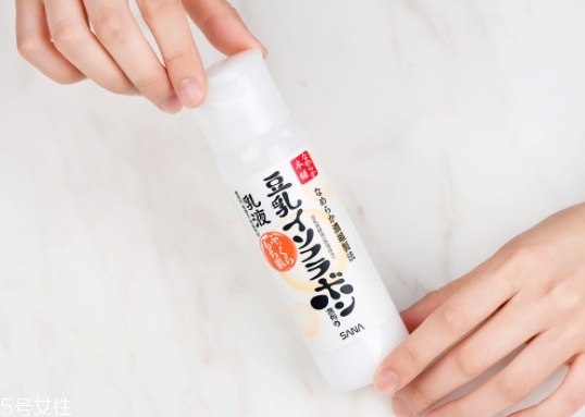 乳液可以抹頭發(fā)嗎？乳液可以防止頭發(fā)分叉
