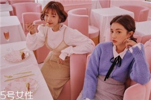 紫色針織衫怎么搭配？開春穿出浪漫甜美氣息