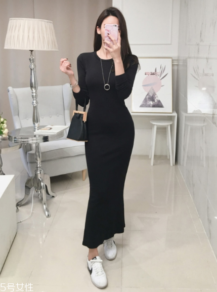 黑色針織連衣裙配什么鞋子？微胖女生也能駕馭