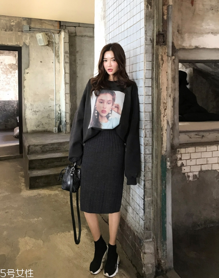 黑色針織裙配什么上衣好看？小女人溫柔氣質(zhì)盡顯