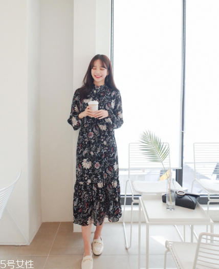 碎花連衣裙搭配什么鞋子？玩轉(zhuǎn)復(fù)古甜美