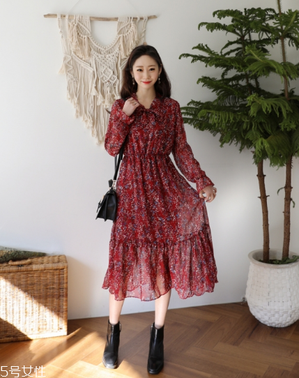 碎花連衣裙搭配什么鞋子？玩轉(zhuǎn)復(fù)古甜美