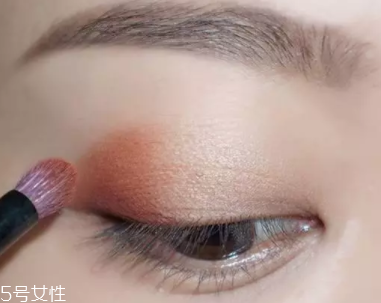 棕色眼影怎么畫好看？作為最后的暈染色