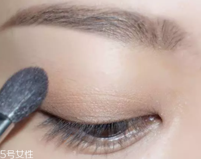 棕色眼影怎么畫好看？作為最后的暈染色