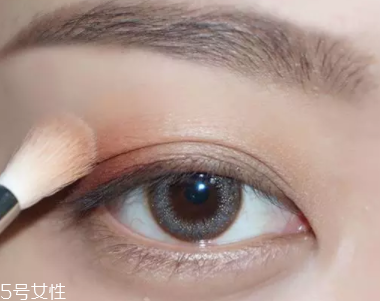 棕色眼影怎么畫好看？作為最后的暈染色