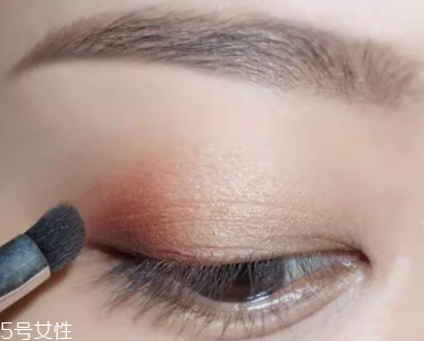 棕色眼影怎么畫好看？作為最后的暈染色