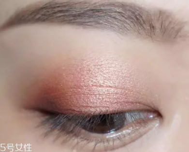 棕色眼影怎么畫好看？作為最后的暈染色