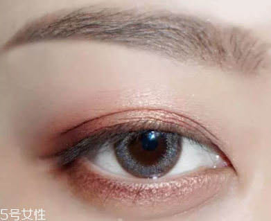 棕色眼影怎么畫好看？作為最后的暈染色