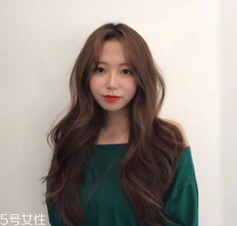 臉大適合什么發(fā)型？微卷波波頭是大臉福音