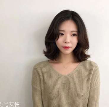 臉大適合什么發(fā)型？微卷波波頭是大臉福音