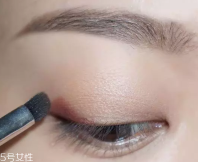 棕色眼影怎么畫好看？作為最后的暈染色