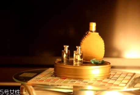 冬天香水噴在哪里最好？涂抹在耳后位置