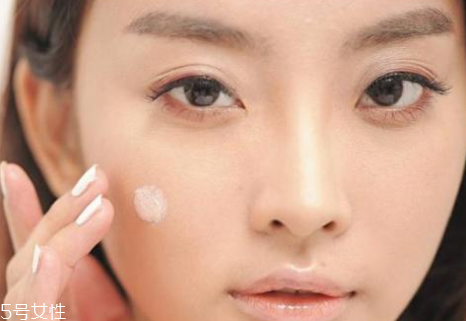 妝前乳用手還是海綿？水潤質(zhì)地用手