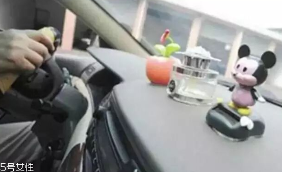 男士車里放什么香水好？廣藿香讓人清醒