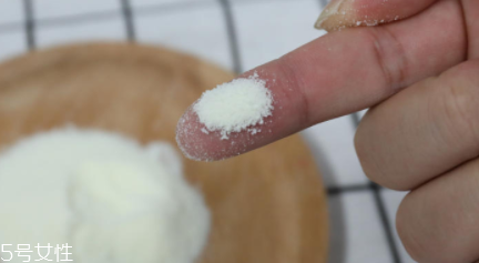 愛他美奶粉哪個版本好？白金版表現(xiàn)出色