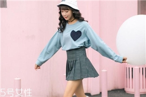 衛(wèi)衣搭配什么裙子好看？春日少女范兒盡顯