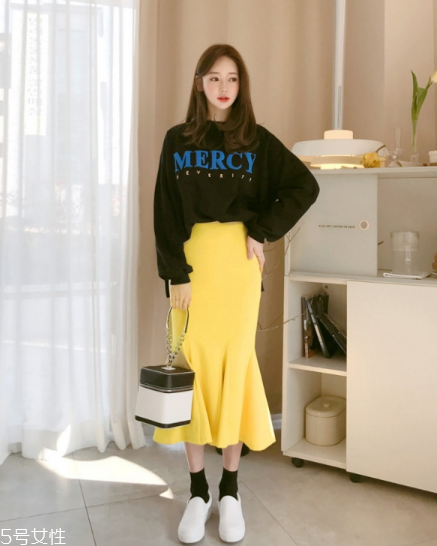 衛(wèi)衣搭配什么裙子好看？春日少女范兒盡顯