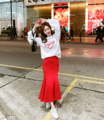 衛(wèi)衣搭配什么裙子好看？春日少女范兒盡顯