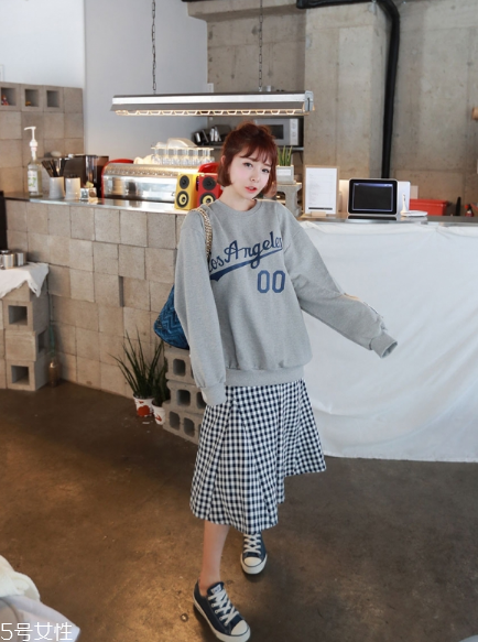 衛(wèi)衣搭配什么裙子好看？春日少女范兒盡顯