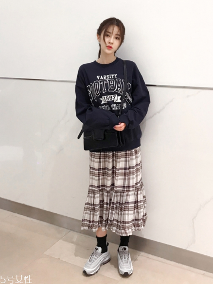 衛(wèi)衣搭配什么裙子好看？春日少女范兒盡顯